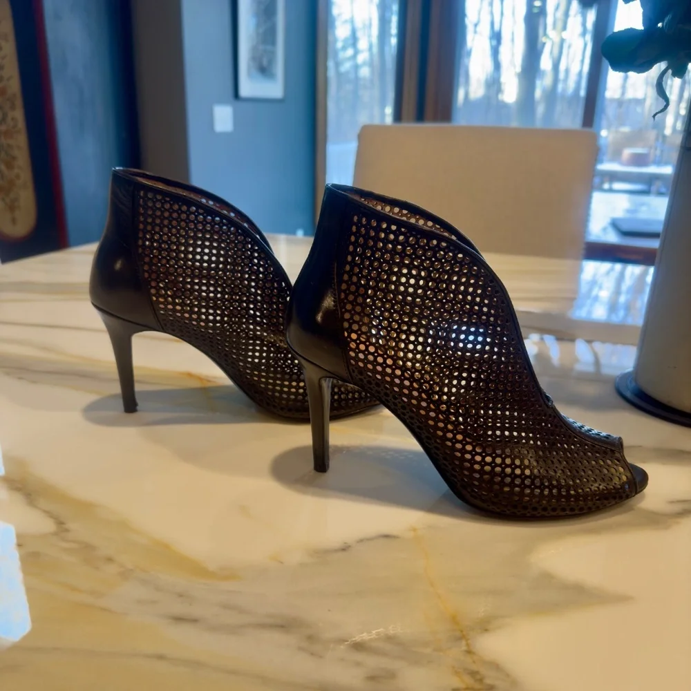 Pre Owned Vince Camuto Black Leather Perforated Hole High Heel Booties sz 7.5 M - Picture 7 of 11